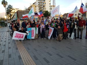 “Tía Jeannette” se toma el centro de Santiago en multitudinario banderazo