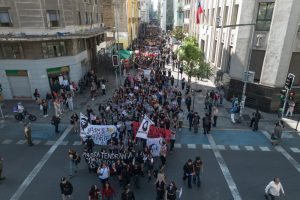 Miles de estudiantes marcharon en contra de medidas de Kast
