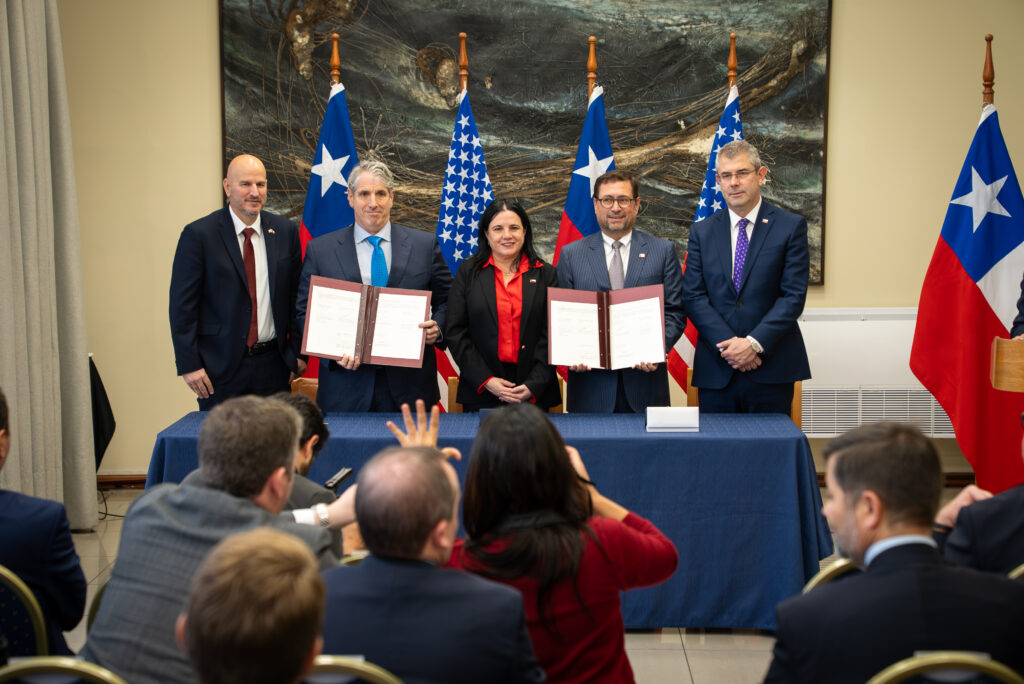 Gobierno de Kast firmó acuerdo con el FBI y de acceso a tierras raras para Estados Unidos